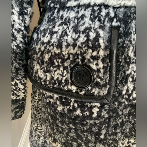 Beautiful Authentic Burberry Coat Size Large - Picture 13 of 15